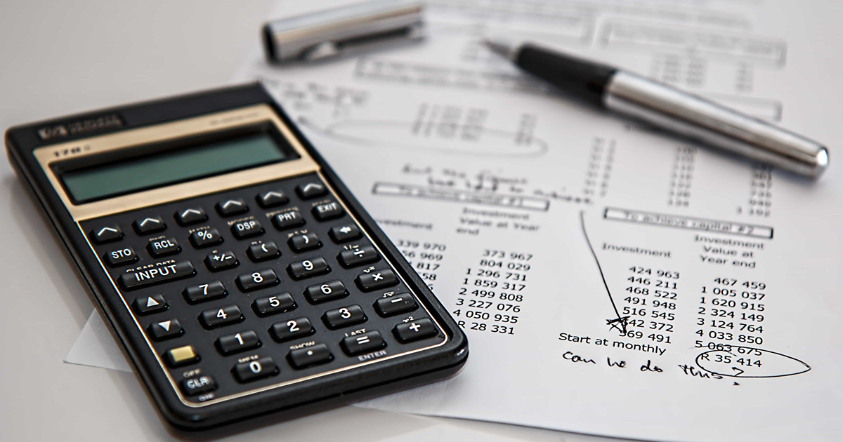 accounting-calculator-pen-paper